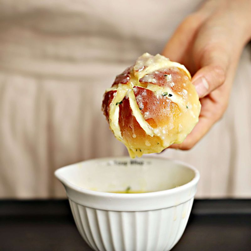 모닝빵의 칼집 넣은 쪽을 마늘 버터 소스에 담가 골고루 소스를 발라주세요.