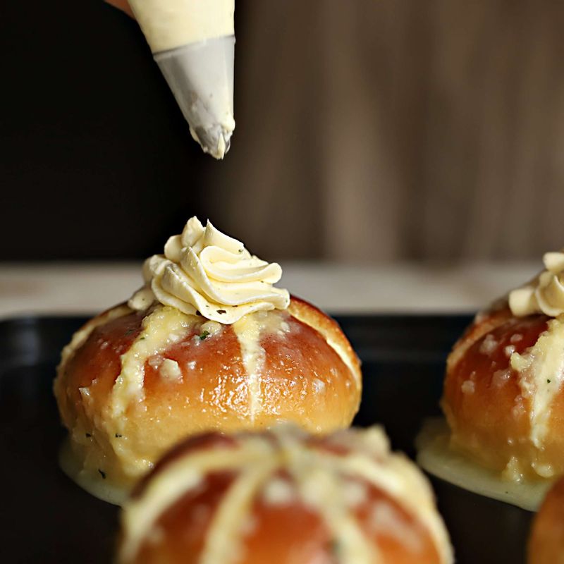 소스를 바른 모닝빵 가운데에 갈릭크림치즈를 한번 더 올려주세요.