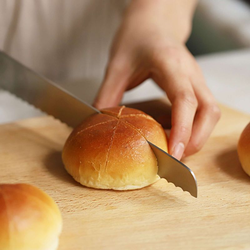 모닝빵은 6쪽으로 칼집을 넣어주세요.