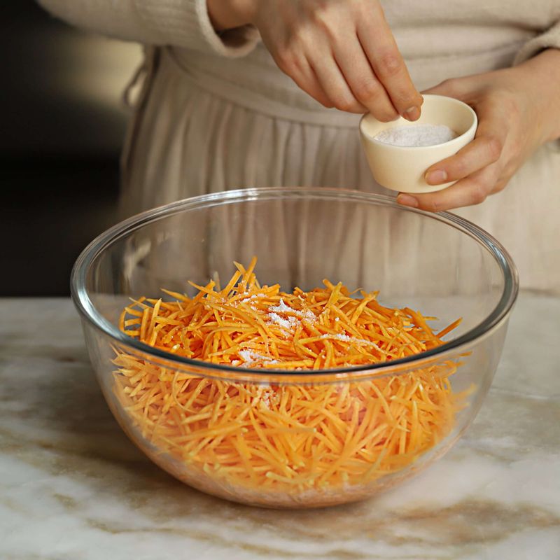 볼에 채썬 늙은 호박을 넣고 설탕과 소금을 뿌려 20분정도 두었다가 늙은 호박에 수분이 자박자박하게 생기면 부침가루를 섞어 되직하게 전 반죽을 만들어 주세요.