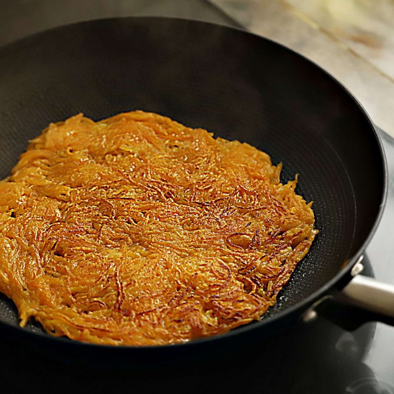 달군 팬에 넉넉하게 기름을 두르고 반죽을 한 국자 떠서 올려 동그랗게 모양을 잡아 앞 뒤로 노릇하게 전을 부쳐주세요.