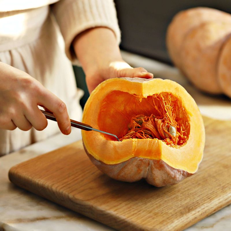 늙은 호박은 껍질을 제거하고 채칼로 채를 썰어주세요.