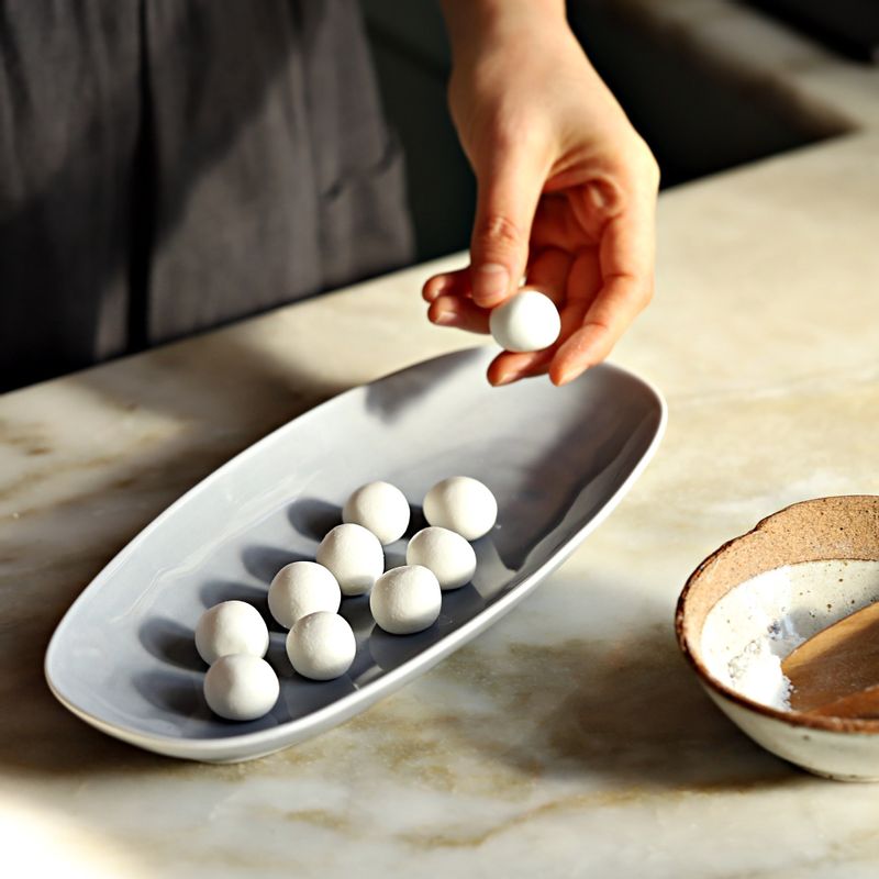 볼에 새알심재료인 찹쌀가루를 넣고 조금씩 뜨거운 물울 부어가며 고루 섞이도록 반죽을 치댄 후 새알심을 1센치 크기로 동글동글하게 빚어주세요.