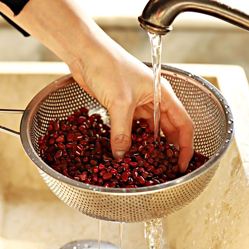 팥은 깨끗이 씻은 후 냄비에 팥이 잠길 정도로 물을 붓고 5분정도 끓이다가 물을 따라 버리고 다시 냄비에 물 10컵을 붓고 팥알이 푹 무르도록 1시간 정도 삶아주세요.