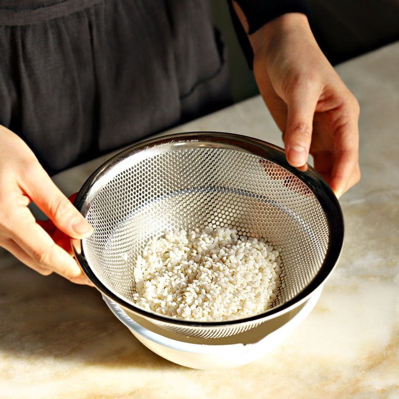 멥쌀은 깨끗이 씻어 3시간정도 불린 후 체에 밭쳐 물기를 빼주세요.