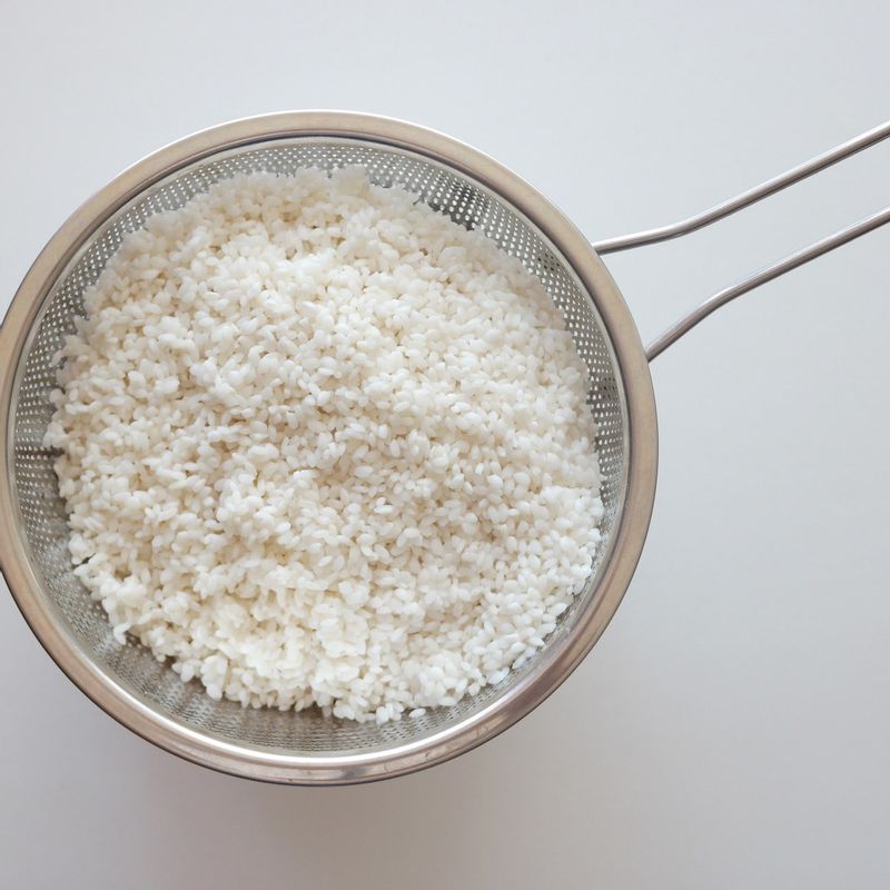 불린 찹쌀을 체에 밭쳐서 물기를 제거해주세요.(찹쌀은 4시간 이상 충분히 불려주시는 게 좋아요.)