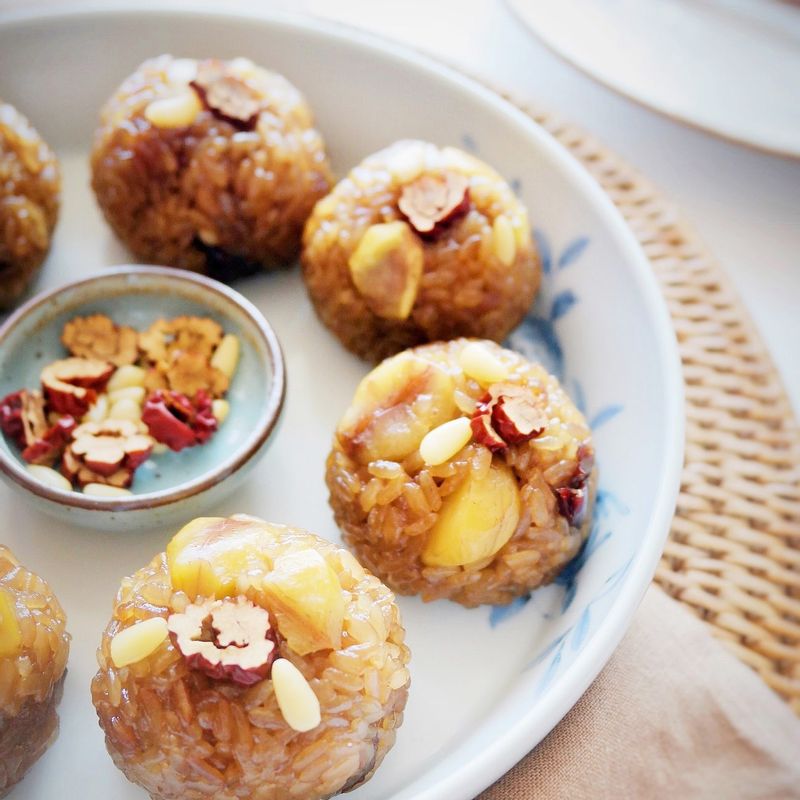 식으면 동그랗게 모양을 내거나 적당한 틀로 모양을 만들고 대추 고명으로 장식해주세요.