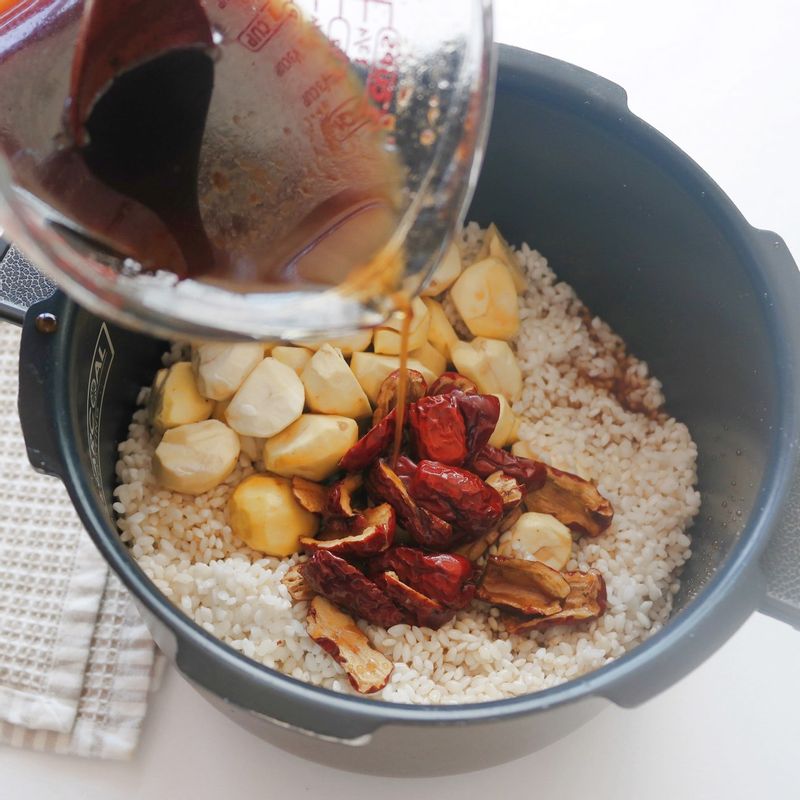 전기밥솥에 찹쌀, 대추, 반으로 자른 밤을 넣고 STEP2의 밥물을 부어주세요.