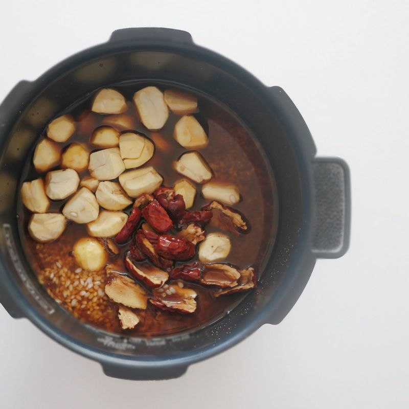 밥물 재료를 넣고 고루 섞은 후 전기밥솥에 잡곡밥 또는 영양밥 모드로 밥을 지어주세요.