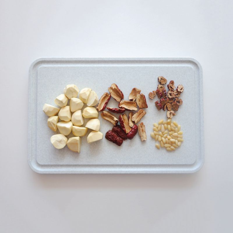 대추 과육 일부는 반으로 자르고 일부는 돌돌 말아 얇게 잘라 고명을 만들어주세요. 밤은 껍질을 까고 모서리 부분을 돌려 깎아 주세요.