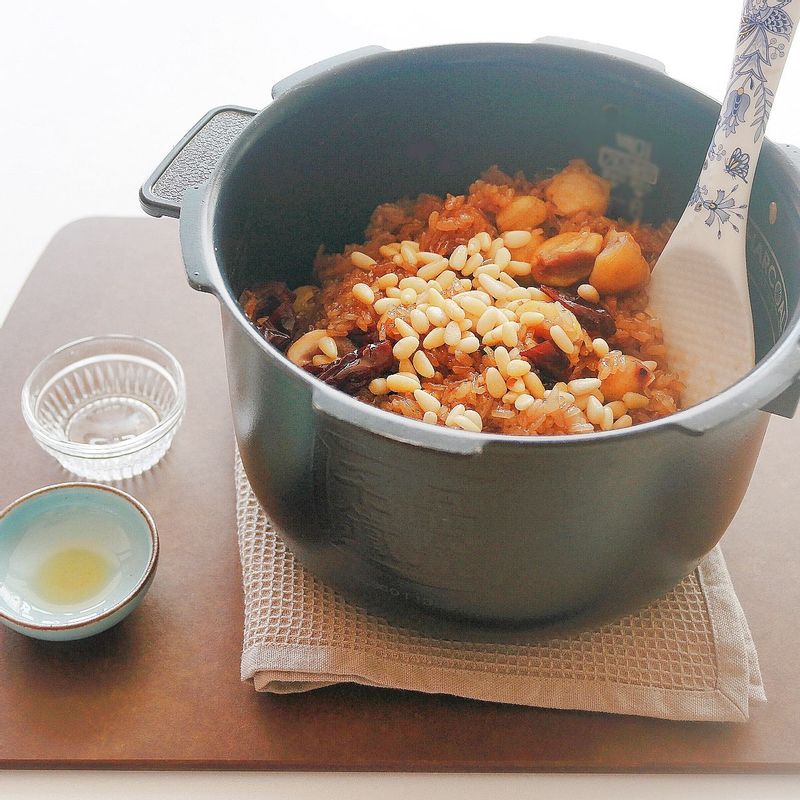 약밥이 완성되면 재빨리 잣과 참기름을 넣어 버무려주세요.