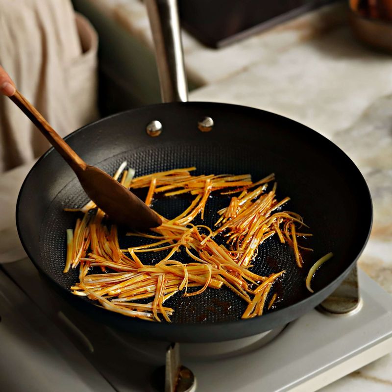 달군 팬에 고추기름을 넣고 대파 채를 볶다가 밑간한 돼지고기와 양파를 넣어 볶아주세요. 돼지고기가 익으면 표고버섯, 피망, 홍고추를 넣어 볶고 굴소스와 약간의 소금과 후춧가루로 밑간하고 참기름을 넣어주세요.