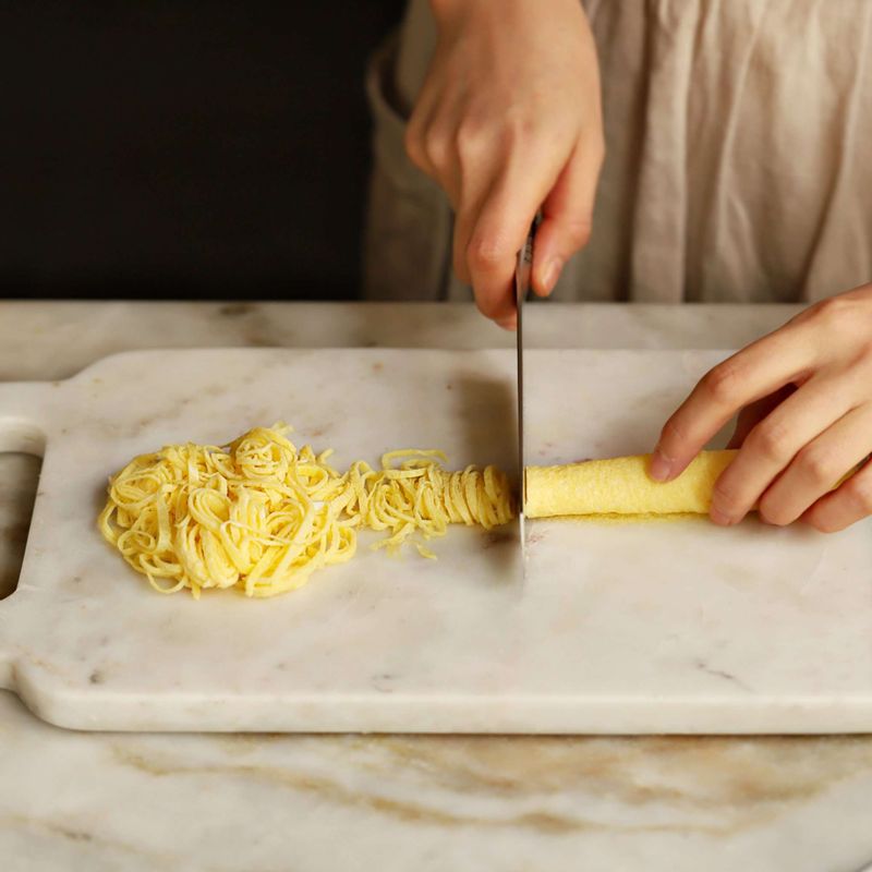 달걀은 약간의 소금을 넣고 잘 섞은 후 체에 내리고 지단을 부쳐 돌돌 말은 후 채를 썰어주세요.