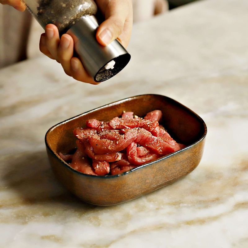 돼지고기에 고기 양념 재료를 넣어 10분간 밑간을 해주세요.