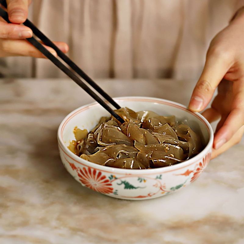 찬물에 30분 정도 불린 양장피를 끓는 물에 3분 정도 데친 후 찬물에 헹구고 먹기 좋게 채썰고, 양장피 양념 재료에 버무려 밑간해주세요.
(양장피에 따라 데치는 시간은 가감해서 조절해주세요.)