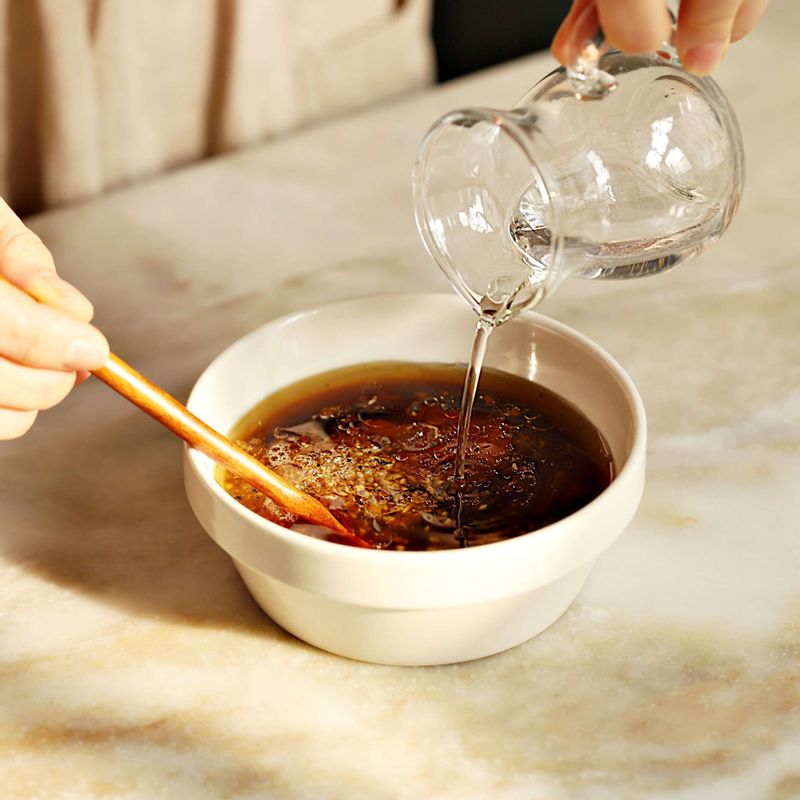 팬에 강정소스와 페페론치노를 넣고 바글바글 끓으면 중약불로 줄인 후 튀긴 코다리를 넣어 강정소스가 고루 베이도록 섞어주세요.