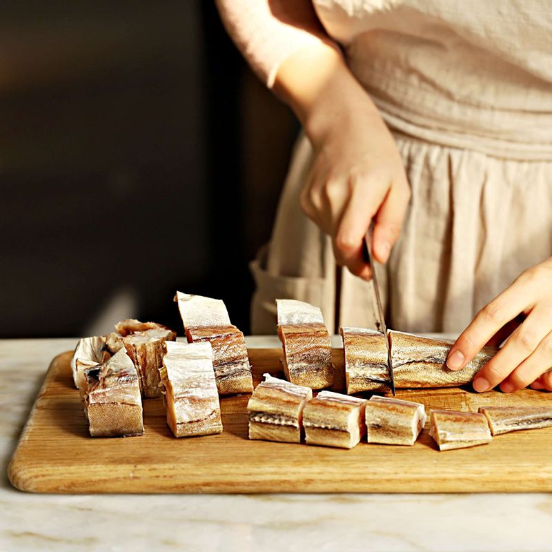 코다리는 대가리와 꼬리, 지느러미, 내장을 제거하고 씻은 후 3센치 길이로 토막내어 밑간 재료에 20분간 재워주세요.