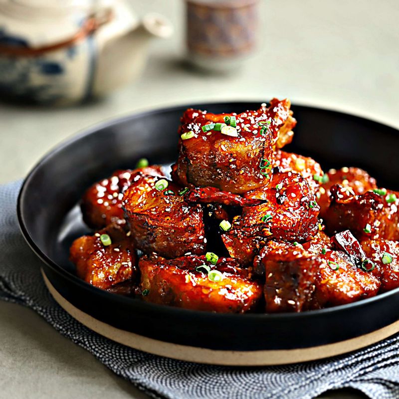 접시에 코다리강정을 담고 송송 썬 실파와 통깨를 뿌려주세요.