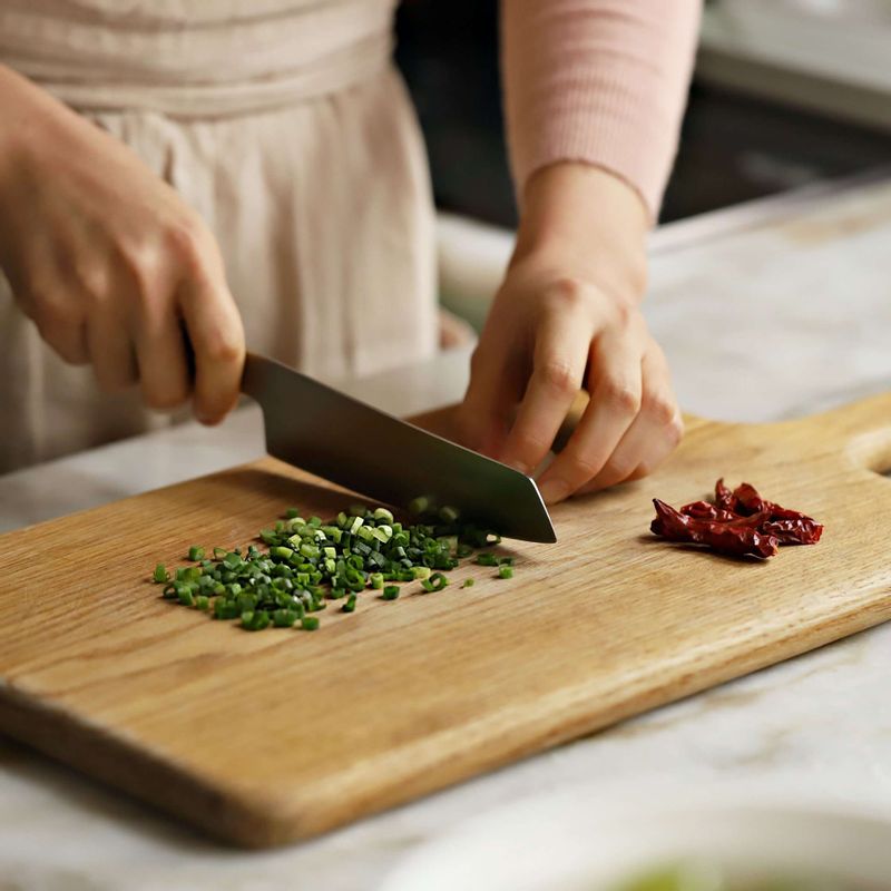 페페론치노는 반으로 자르고, 실파는 송송 썰어주세요.