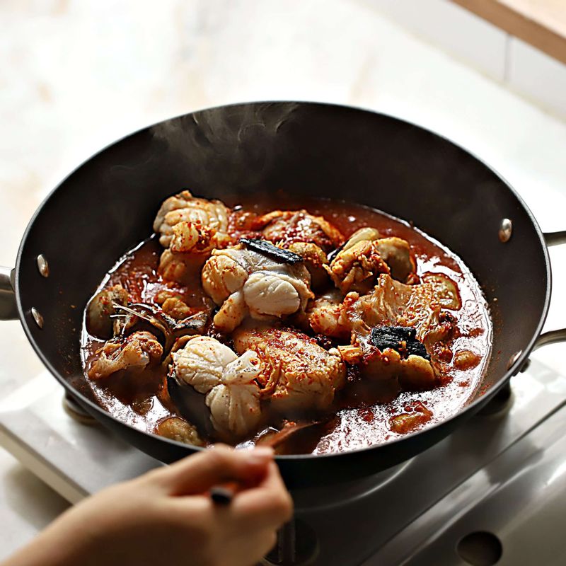 냄비에 멸치새우다시마 육수를 넣고 끓이다가 아귀, 미더덕, 양념장을 넣어 3분 정도 끓이고 데친 콩나물과 대파, 홍고추, 청양고추를 넣어 양념이 고루 섞이도록 1분 정도 끓여주세요.