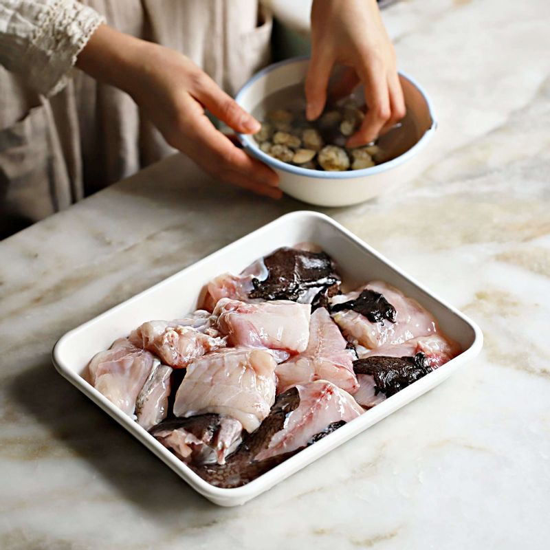 아귀는 주둥이와 아가미, 내장을 제거한 후 먹기 좋은 크기로 잘라서 깨끗이 씻고 핏기를 빼주세요. 미더덕은 소금물에 흔들어 씻은 후 체에 밭쳐 물기를 빼 주세요.