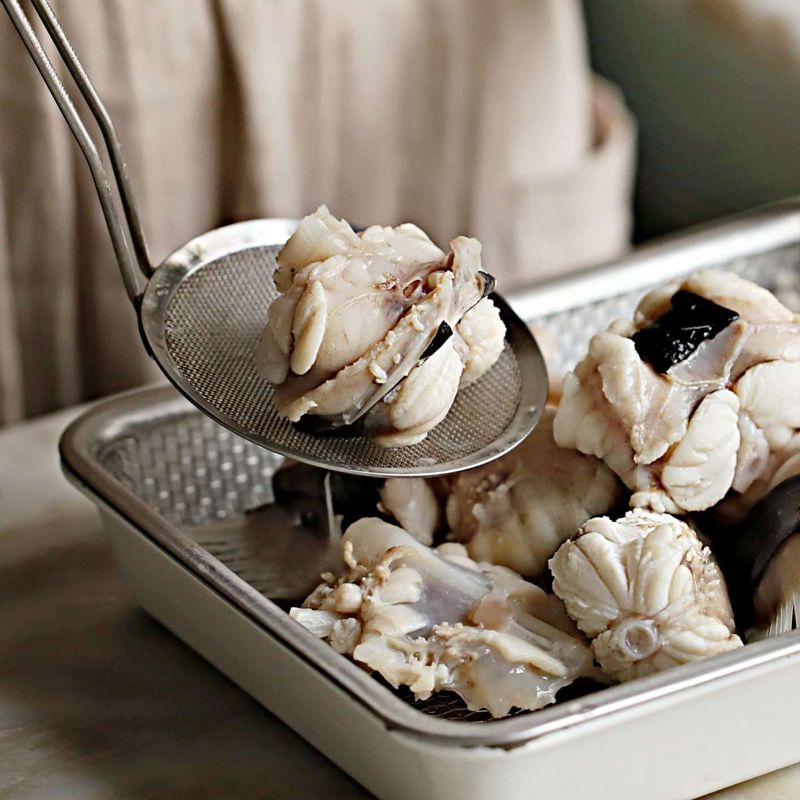 냄비에 아귀가 잠길 정도의 물과 아구 밑간 재료를 넣고 물이 끓으면 아귀를 넣고 3분 정도 데친 후 체에 밭쳐 물기를 빼주세요.