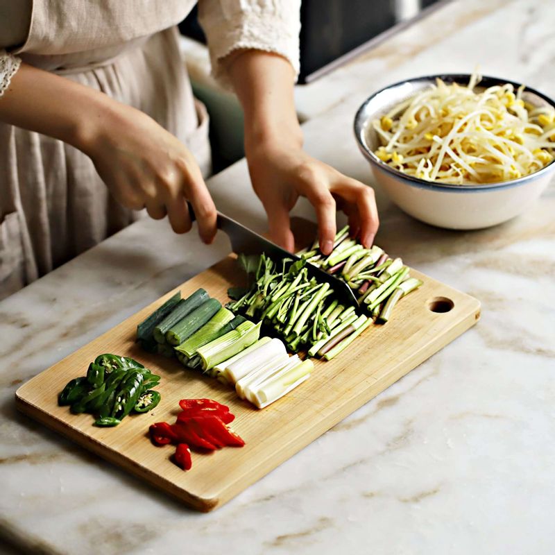 콩나물은 다듬어 씻은 후 끓는 물에 3분 정도 데치고 체에 밭쳐 물기를 빼주세요. 대파는 길이로 반 가르고 6센치 길이로 자르고 홍고추와 청양고추는 어슷하게 썰고, 미나리는 6센치 길이로 썰어주세요.