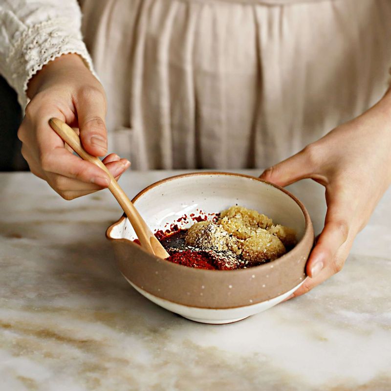 볼에 양념장 재료를 넣고 섞어 양념장을 만들고 녹말물 재료를 섞어 녹말물을 만들어주세요.