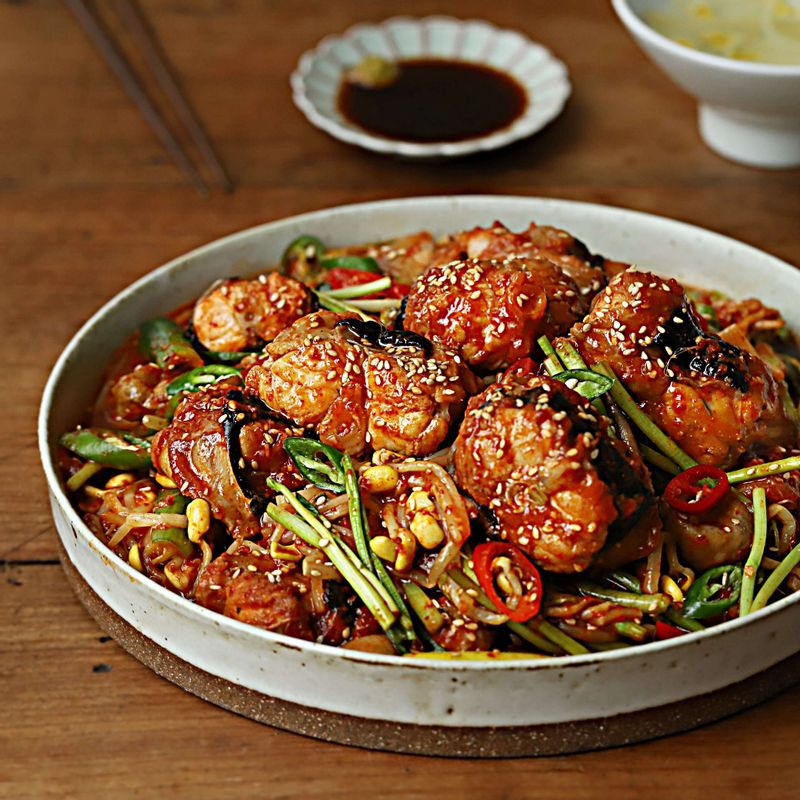 접시에 아귀찜을 담고 통깨를 뿌려 주세요.