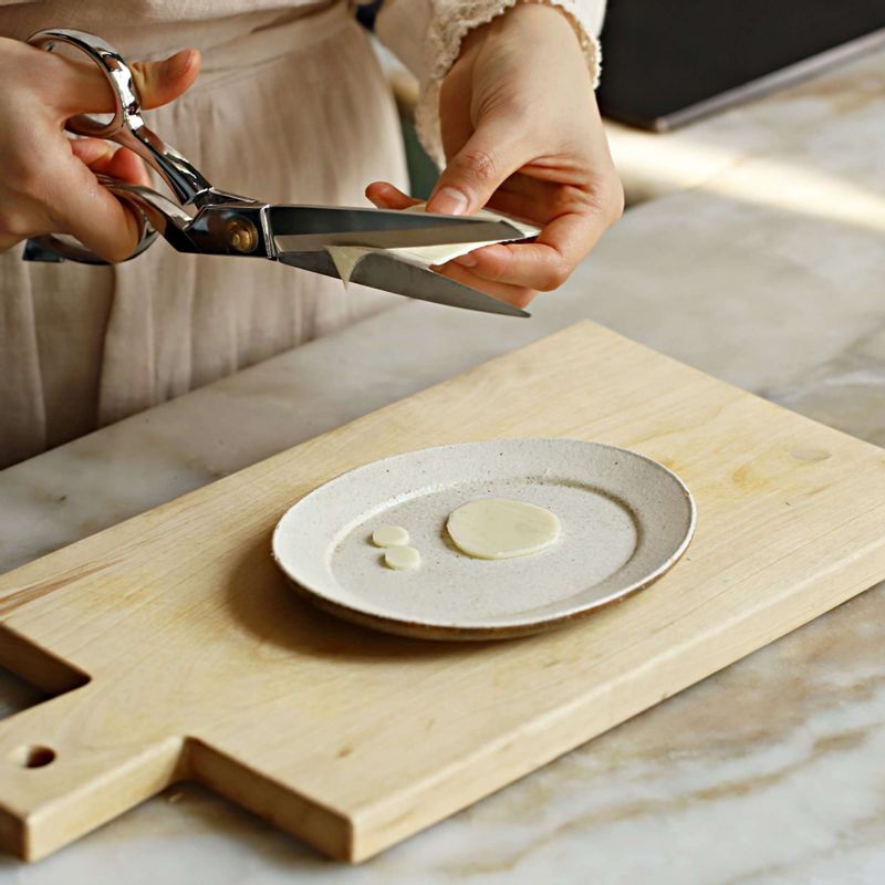 치즈를 펭수 얼굴 모양 처럼  동그랗게 잘라 김에 붙인 후 랩으로 감싸주세요.