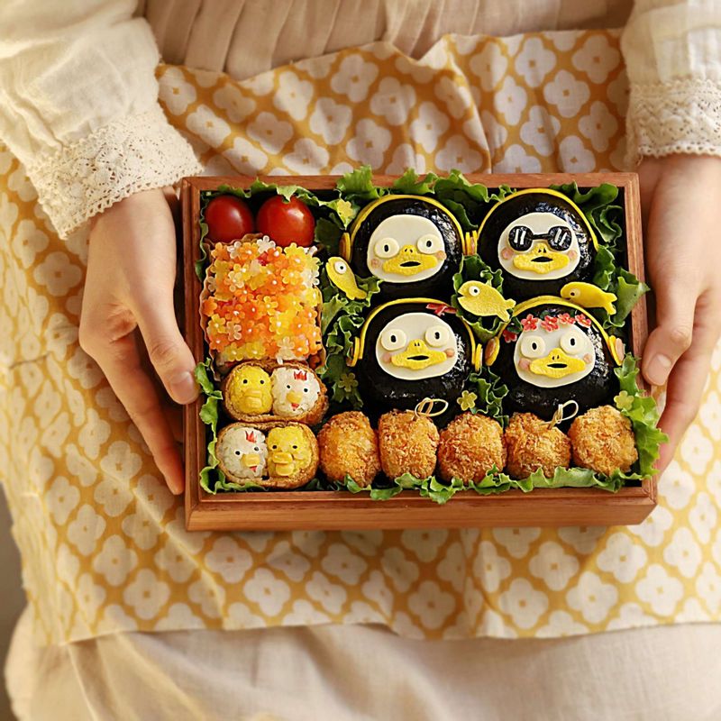 취향에 따라 샐러드나 감자 매쉬, 새우튀김 등을 곁들여 도시락에 담아 완성해주세요.