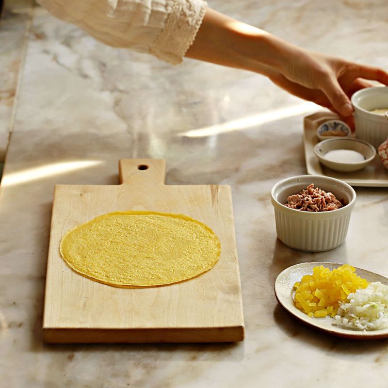 참치는 체에 밭쳐 기름기를 빼주세요. 양파는 잘게 다진 후 찬물에 5분 정도 담갔다가 물기를 빼주세요. 달걀은 흰자와 노른자를 분리한 후 노른자만 지단을 부쳐주세요.