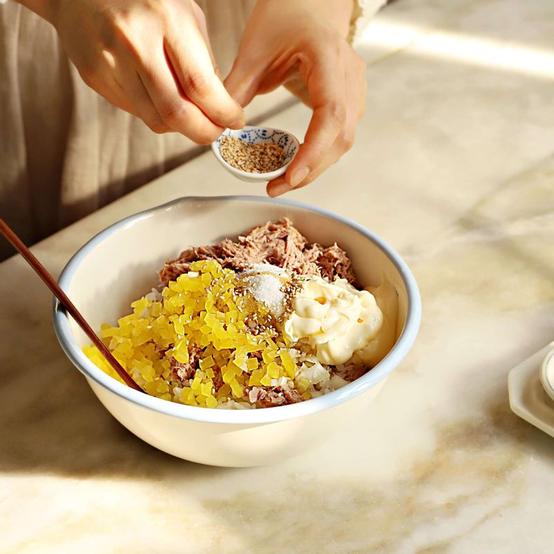 볼에 밥과 참치, 다진 양파, 다진 단무지, 양념 재료를 넣어 섞어주세요.