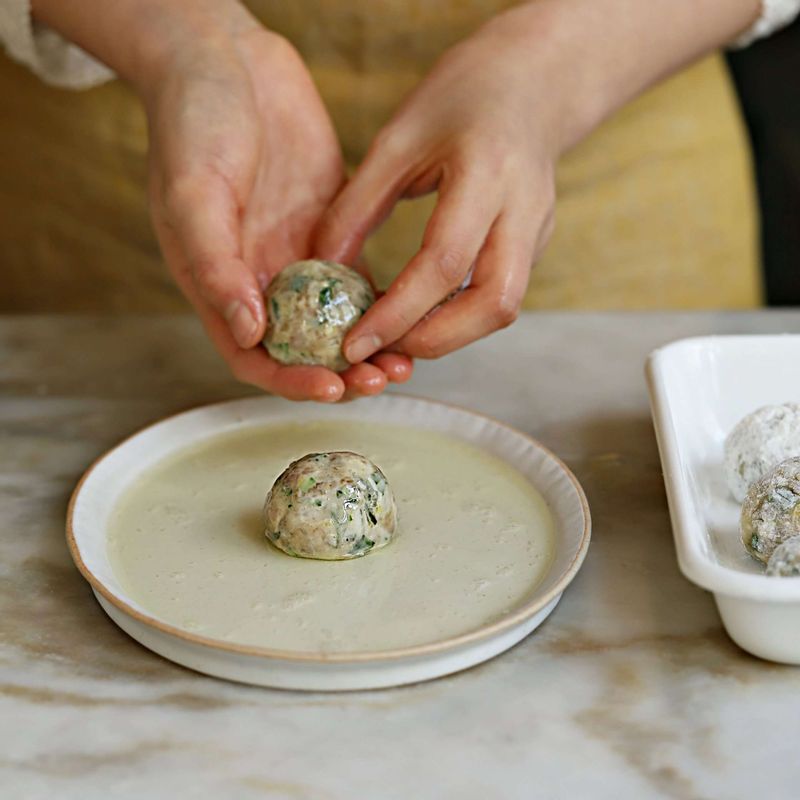 달걀흰자를 잘 푼 후 만두소에 살짝 묻힌 후 한번 더 고루게 가루를 묻혀주세요.