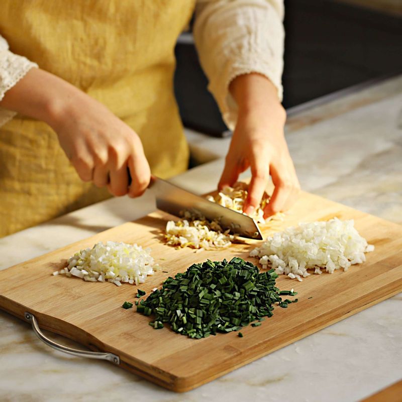 끓는물에 약간의 소금과 숙주를 넣고 2분정도 데친 후 물기를 짜고 잘게 다져주세요. 양파와 부추, 대파는 잘게 다져주세요.