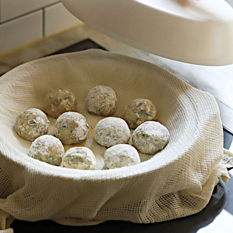 김오른 찜통에 굴림만두를 넣고 8~10분정도 쪄주세요.