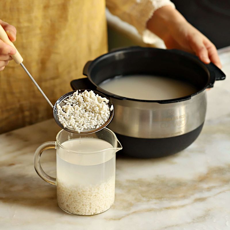 밥알이 5~10알 정도 떠오르면, 밥알의 일부는 건져 단물이 빠지도록 찬물에 헹구어 당분을 빼고 생수에 담가 냉장 보관해주세요.
(약간의 삭힌 밥알을 미리 건져 찬물에 헹군 후 생수에 담가 냉장보관하고 먹기 직전에 식혜에 넣으면 밥알이 동동 뜨는 식혜를 만들 수 있답니다.)