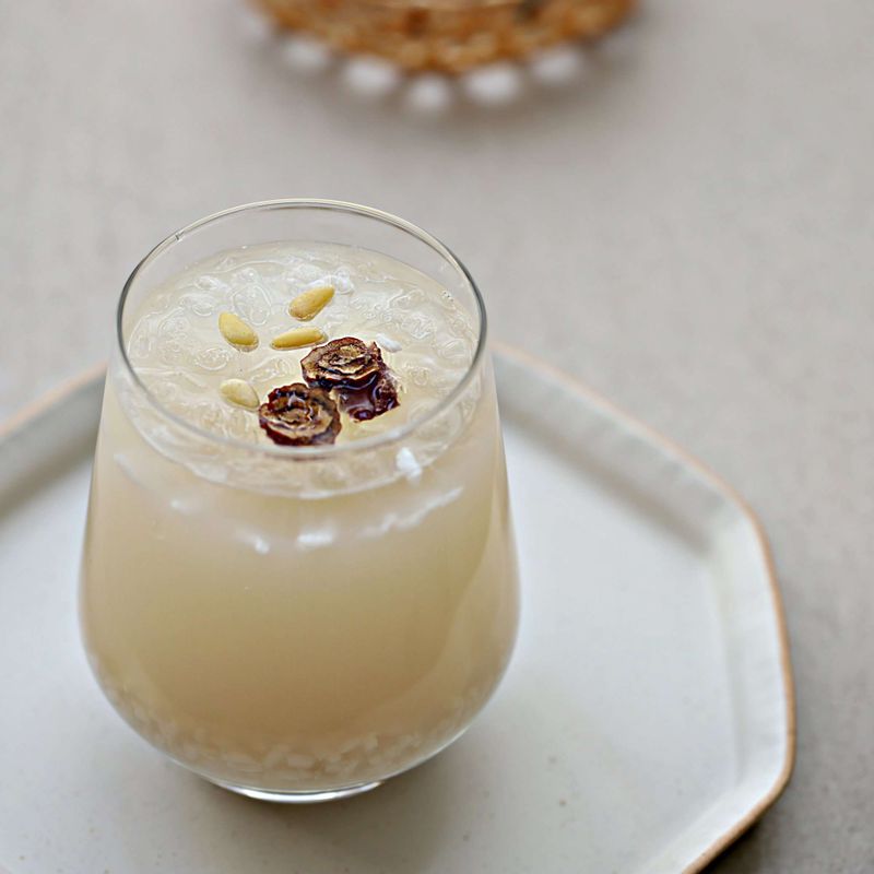 완성된 식혜는 생강을 건지고 차게 식힌 후 그릇에 담고 기호에 맞게 밥알과 잣, 대추 등을 고명으로 띄워주세요.