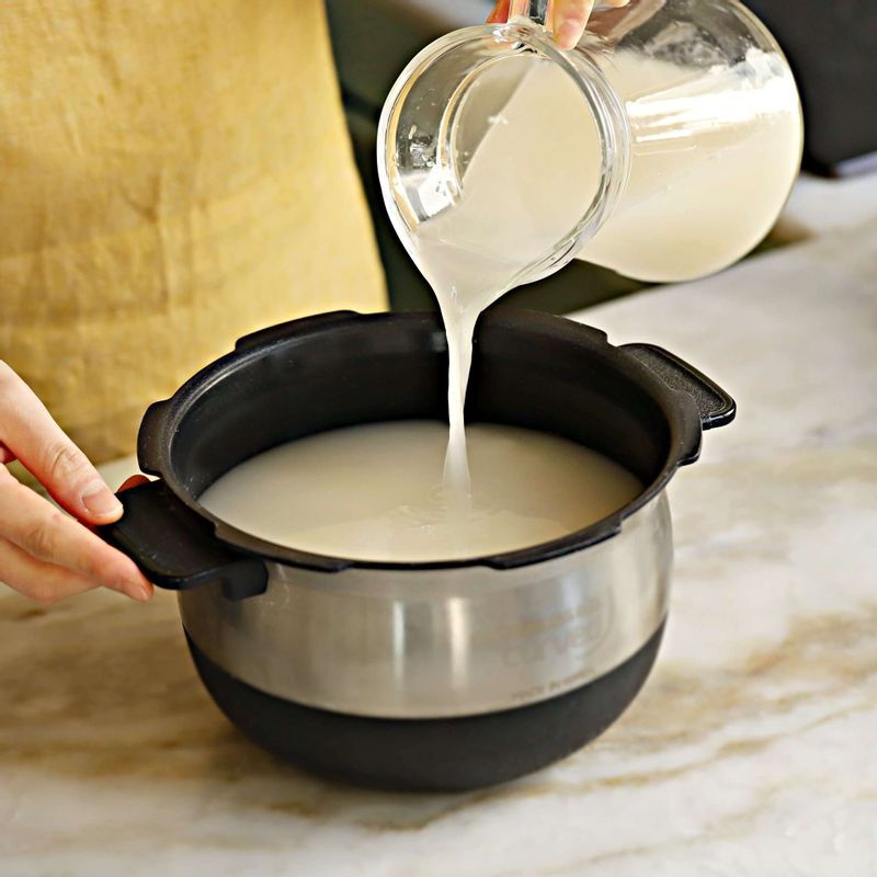 고두밥에 가라앉은 앙금이 들어가지 않게 엿기름 물의 맑은 윗물을 따라 부은 후 고루 섞고 밥솥을 보온으로 하고 60도에서 4시간 정도 밥알을 삭혀주세요.
(보온밥솥에 다 넣지 못한 남은 엿기름 물은 따로 준비해주세요.)