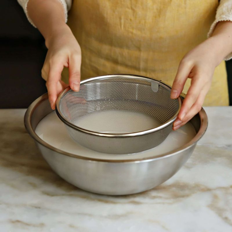 엿기름 물이 모두 모아지면 물을 고운 체에 한번 더 거르고 30분 정도 가만히 두어 앙금을 가라앉혀 주세요.