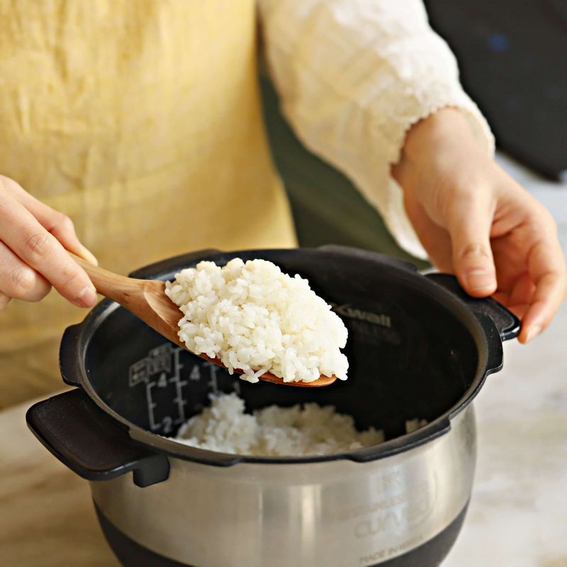 쌀을 씻고 물 2컵을 붓고 전기밥솥에 고두밥을 지어주세요.