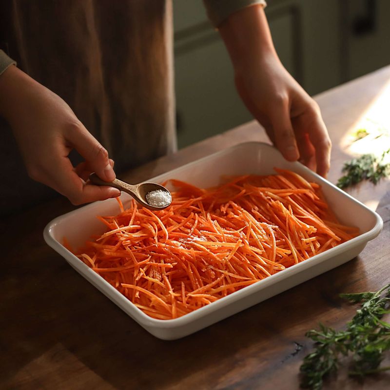 볼에 채 썬 당근을 담고 소금을 뿌린 후 골고루 섞어 10분 정도 절여주세요.