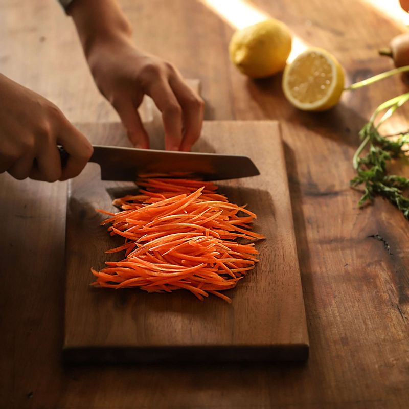 당근은 깨끗이 씻어 껍질을 벗기고 채칼 또는 칼을 이용해서 가늘게 채를 썰어주세요.