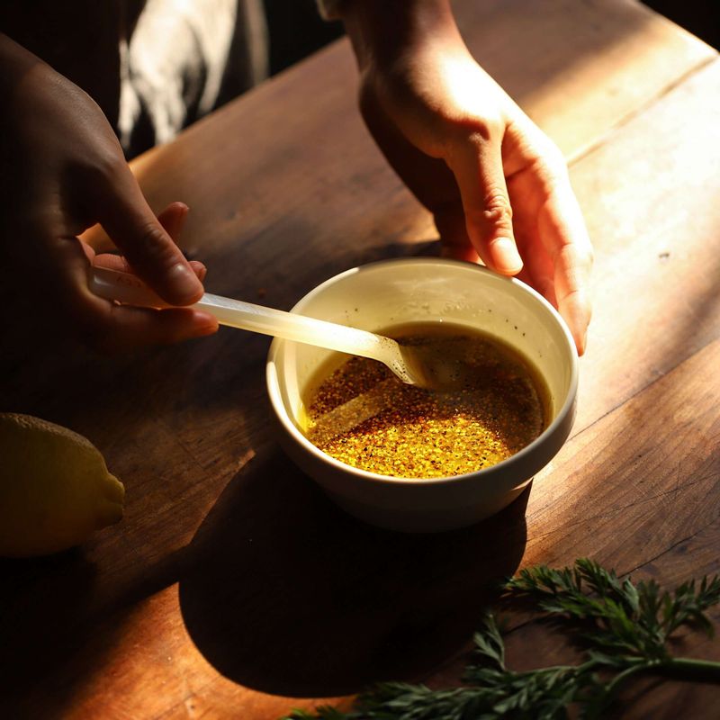 볼에 오일 소스 재료를 넣어 섞어주세요.