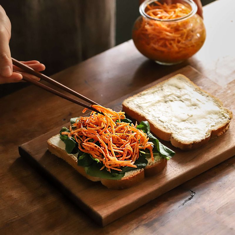 빵 한쪽 면에 크림치즈를 바른 후 루꼴라와 당근라페를 올려주세요.