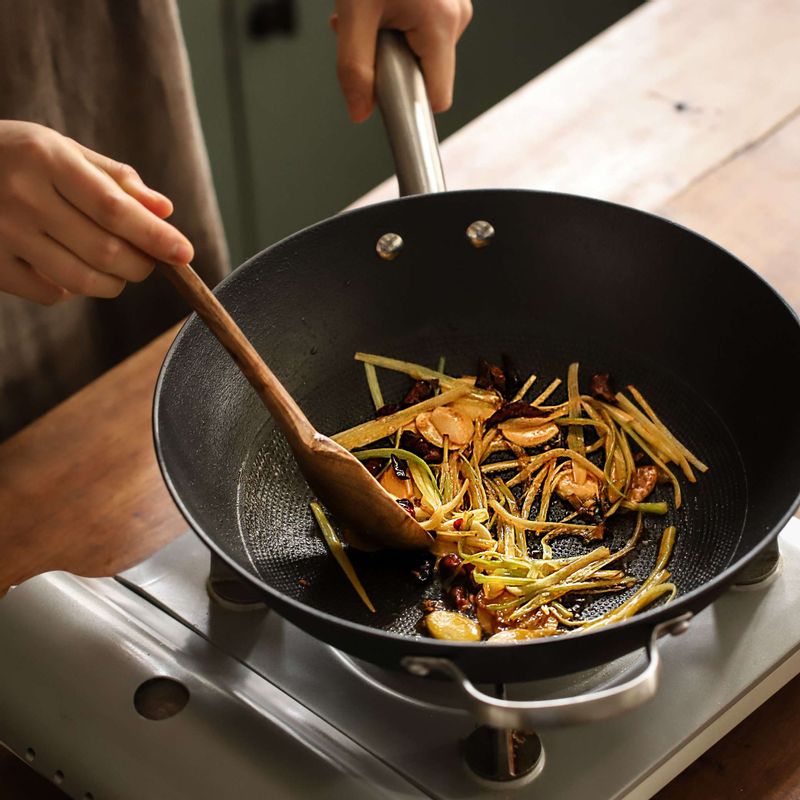 팬에 고추기름을 두른 후 마늘편과 대파채, 페페론치노를 볶아 주고 향이 올라오면 양파와 당근을 볶다가 바지락과 양념장을 넣고 센 불에서 볶아주세요.
(볶으면서 바지락 삶은 국물을 기호에 따라 가미해주세요.)
