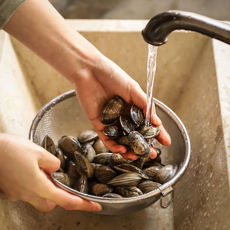 해감한 바지락은 흐르는 물에 비벼 깨끗이 씻어주세요. (바지락은 약간의 소금을 넣은 물에 담가 검은 봉지나 호일로 감싸서 빛을 차단해 1~2시간 정도 해감해주세요.)
