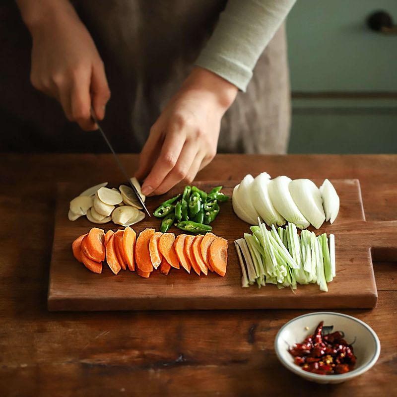 양파와 당근은 한 입 크기로 먹기 좋게 썰고, 대파는 채를 썰어주세요. 페페론치노는 이등분으로 자르고 마늘은 편으로 썰고, 청양고추는 어슷하게 썰어주세요. 양념장 재료는 볼에 넣어 섞어주세요.
(취향에 따라 페페론치노와 청양고추를 가감해서 매운맛을 조절해주세요.)