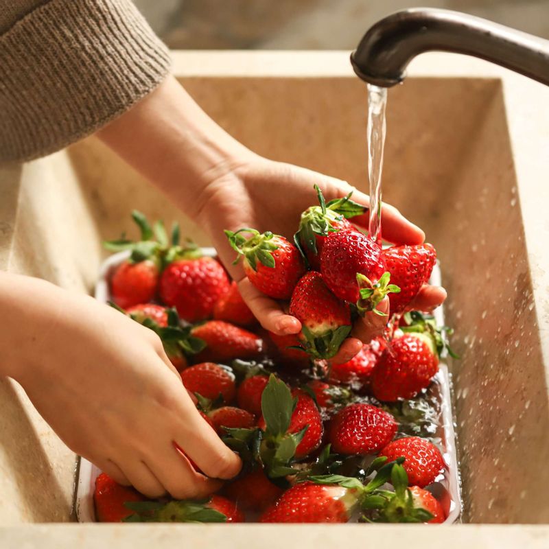 딸기를 깨끗하게 씻고 물기를 제거해주세요. 꼭지를 제거한 후 적당한 크기로 잘라주세요.