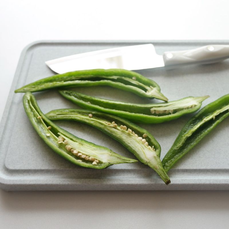 오이고추는 반으로 길게 자르고 난 후 고추씨를 제거해주세요.